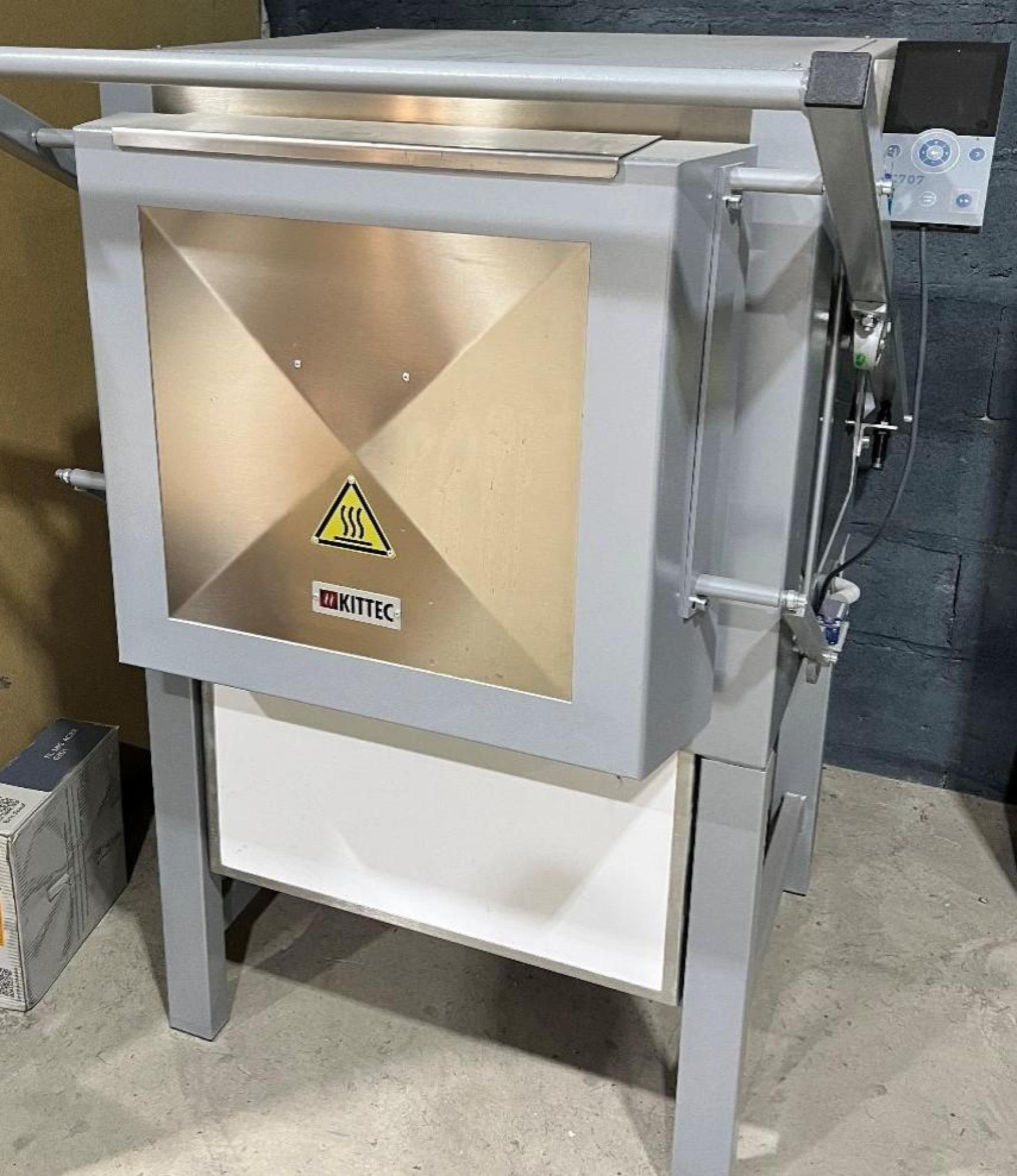 Four utilisé pour les traitements thermiques