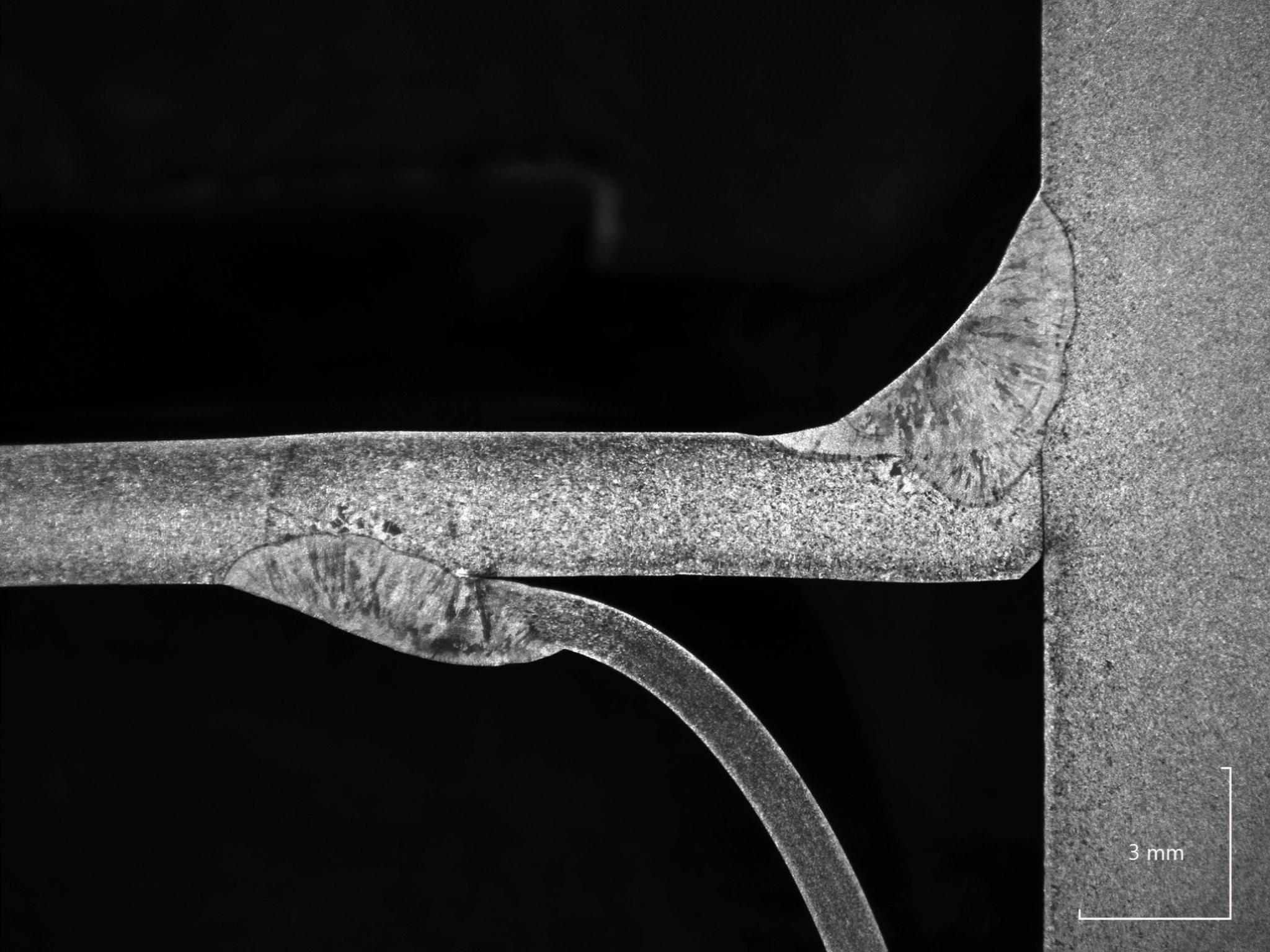 Macrographie révélant la structure d’un assemblage métallique